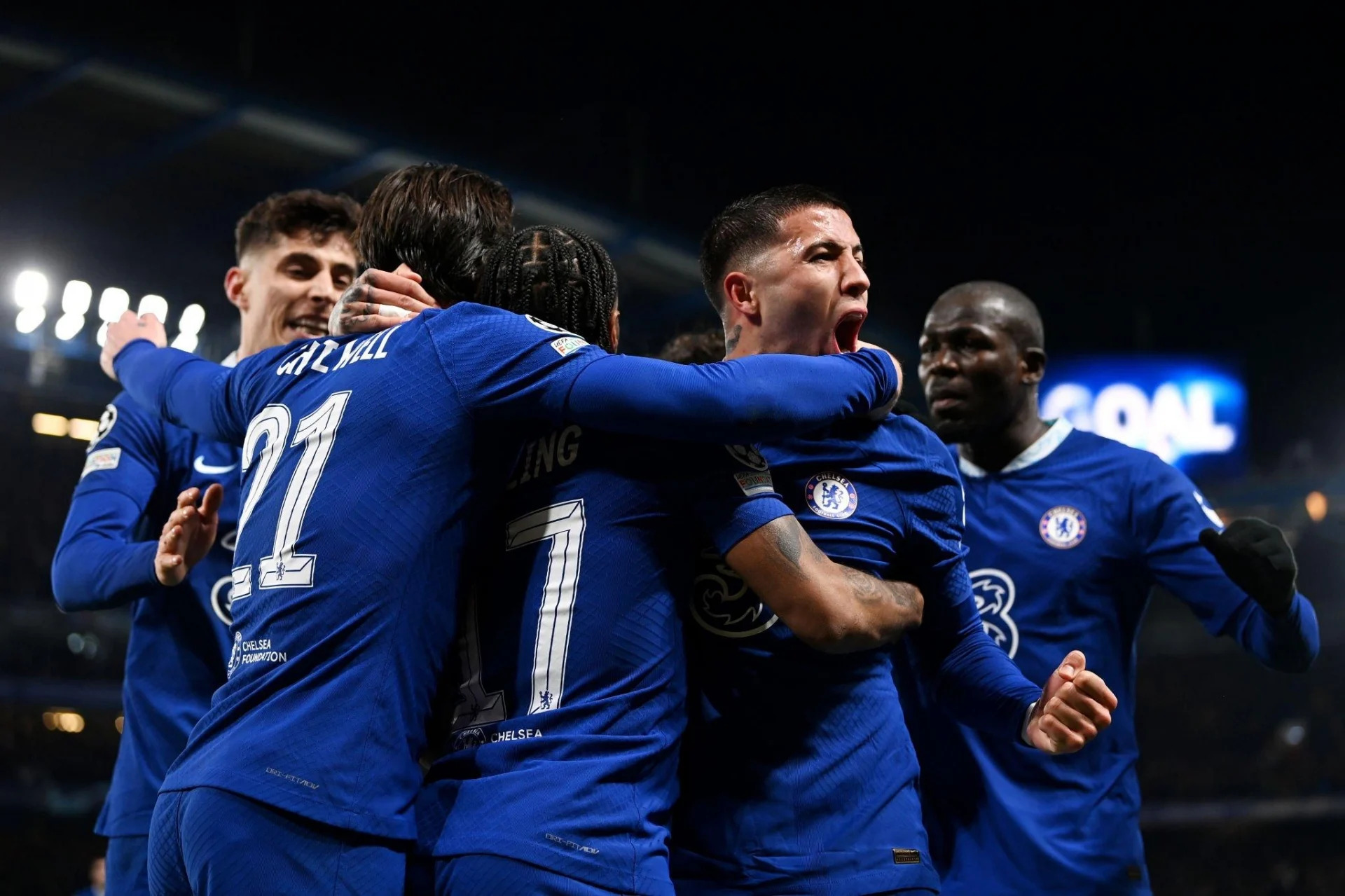 Chelsea lội ngược dòng thành công để tiến vào vòng 8 đội Champions League